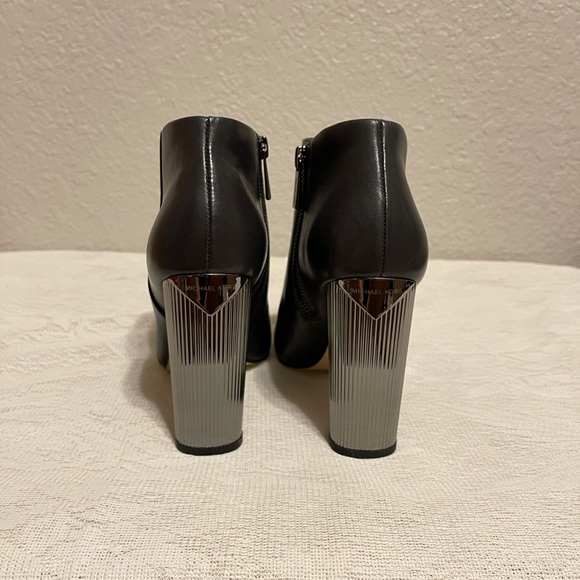 ✅MICHAEL KORS✅  Leather Bootie - Picture 5 of 16